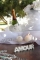Mise en situation décorative du mot en bois amour pour mariage blanc pailleté