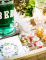 Mise en situation sur table de fête de la mini bonbonnière confiseur sur pied en verre