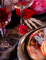 Mise en situation sur une table d Halloween du 12 roses à piquer pour décoration