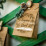 Gros plan sur le sachet Joyeux Noël des petits sachets kraft pour invités marron avec étiquettes et ficelles blanches