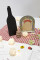 Mise en scène sur table du menu ardoise bouteille de vin pour décoration de table
