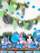 Mise en situation dans un décor de fête de la guirlande boules alvéolées pour décoration bleu clair en papier