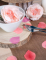 Mise en situation sur une table des pétales de rose pour mariage