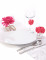 Mise en scène de table des mini roses en satin pour mariage