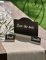 Mise en situation sur table de l ardoise menu pour mariage noire avec support bois