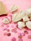 Gros plan sur la texture des décorations physalis en lin naturel beige