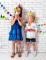 Enfants portant les chapeaux rose et jaune du chapeaux de fête petits monstres
