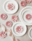 Mise en scène sur des assiettes des fleurs en papier 3D pour décoration rose poudré