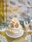 Ambiance de fête autour du gâteau de la bougie chiffre 3 pour anniversaire doré à paillettes