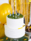 Gros plan sur le sommet du gâteau des bougies d anniversaire football
