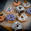 Mise en situation sur des donuts de la décoration comestible petits yeux en sucre pour gâteaux blanc et noir