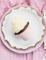 Gros plan des habillages à cupcake rose poudré et doré métallique en carton
