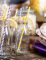 Mise en scène festive sur une table des pailles en carton rayées pour cocktails