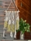 Détail des pompons de la suspension en bois décoration bohème pour mariage