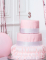 Mise en situation sur un gâteau de la bougie d anniversaire chiffre 3 rose gold métallisée avec pic