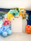 Mise en situation dans une arche de ballons de la rosace en papier jaune à suspendre ajourée