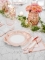 Mise en situation des serviettes en papier porcelaine aux motifs baroques rose gold