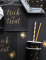 Détail des serviettes et pailles avec les gobelets en carton chauve-souris pour Halloween