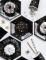 Mise en situation avec décorations de table des assiettes en carton chauves-souris noires et dorées hexagonales