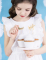Mise en situation d une enfant tenant les habillages à cupcakes en papier pour mariage
