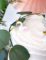 Mise en scène sur un gâteau des figurines en résine cygne pour baby shower