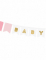 Gros plan sur les lettres dorées BABY de la guirlande en carton baby girl pour baby shower