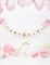 Mise en scène festive avec gâteau et ballons de la guirlande en carton baby girl pour baby shower
