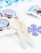 Mise en scène avec cupcakes et flocon de neige des couverts en bois pour fête bleu ciel
