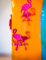 Gros plan sur les détails de la décoration de flamants roses pour fête exotique en bois rose
