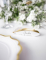 Mise en situation sur table du marque-places en carton plumes pour mariage