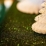 Gros plan sur les paillettes du chemin de table étincelant pour Noël
