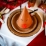 Mise en situation sur une table du chapeau en carton Rudolph pour Noël