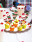 Mise en situation sur un buffet de fête des pics en bois Sweety Xmas Père Noël et lutin