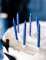 Gros plan des 12 bougies d anniversaire pour gâteau bleues pailletées