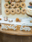 Gros plan sur les lettres de la décoration en bois sweet bar pour mariage