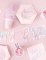 Mise en scène de la décoration de table des serviettes en papier Happy Birthday