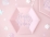Gros plan sur l inscription des assiettes en carton Happy B day rose iridescent hexagonales