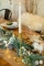 Mise en situation sur une table de fête des bougies chandelles flambeaux pour décoration de fête