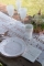 Mise en situation sur table du gobelet en carton Joyeux anniversaire rose gold à étoiles