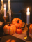Mise en scène avec corbeau et bougies de la citrouille en résine d Halloween