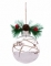 Détail du décor hivernal de la boule de Noël naturelle avec neige et sapin