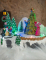 Détail des figurines et du sapin à paillettes du Village de Noël lumineux sapin