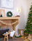 Vue en situation sur une cheminée de la couronne de sapin avec pommes de pin pour porte