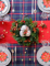 Vue de dessus en décoration de table de la couronne de sapin avec pommes de pin pour porte