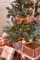 Mise en situation sur un sapin de Noël du ruban plissé armé brillant pour mariage rose gold