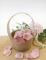 Panier garni de pétales de fleurs roses du panier effet jute pour fête