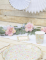 Vue d ambiance avec gobelet et marque-place de l assiette festonnée en carton shabby à fleurs or