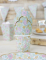 Détail de la serviette glissée dans le gobelet en carton fleurs liberty