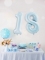 Mise en scène de décoration avec le ballon géant chiffre pour fête bleu pastel