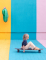 Mise en scène avec enfant sur un skateboard du ballon cactus en fleurs